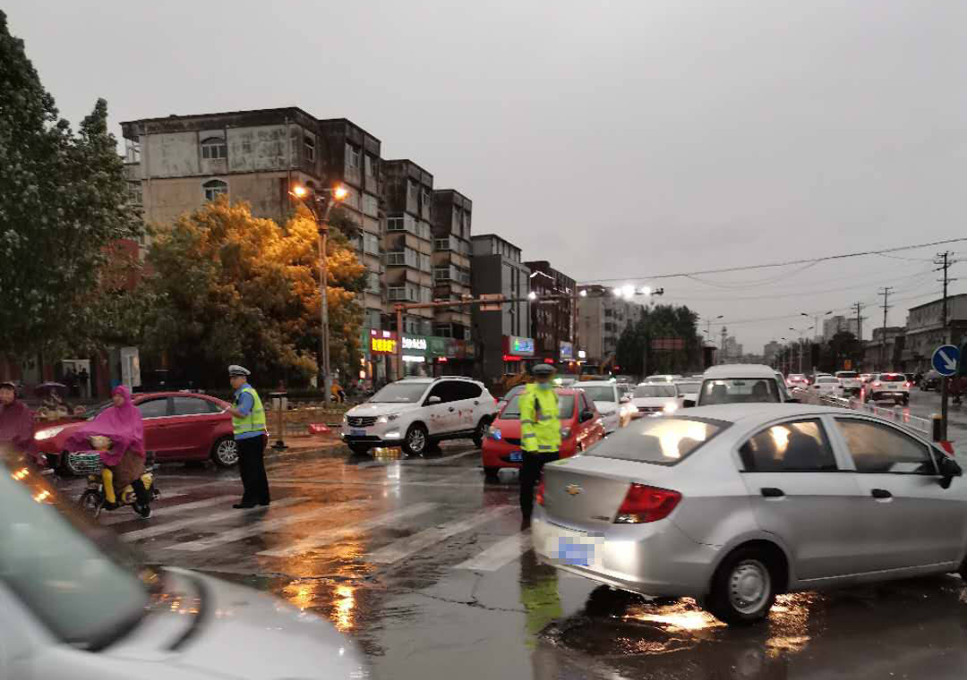 临汾暴雨图片