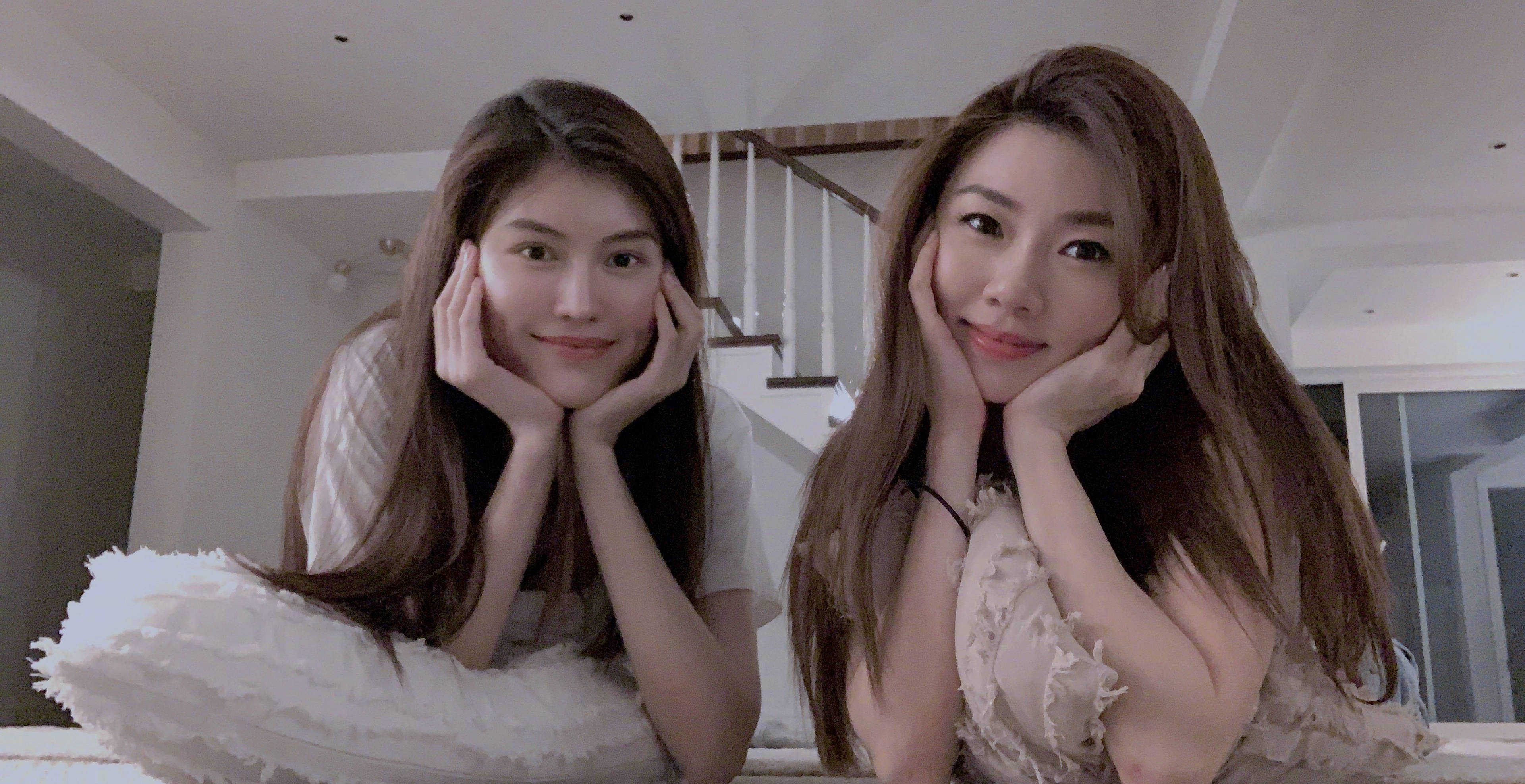 程晓玥何穗闺蜜久违同框对镜托脸自拍似亲姐妹