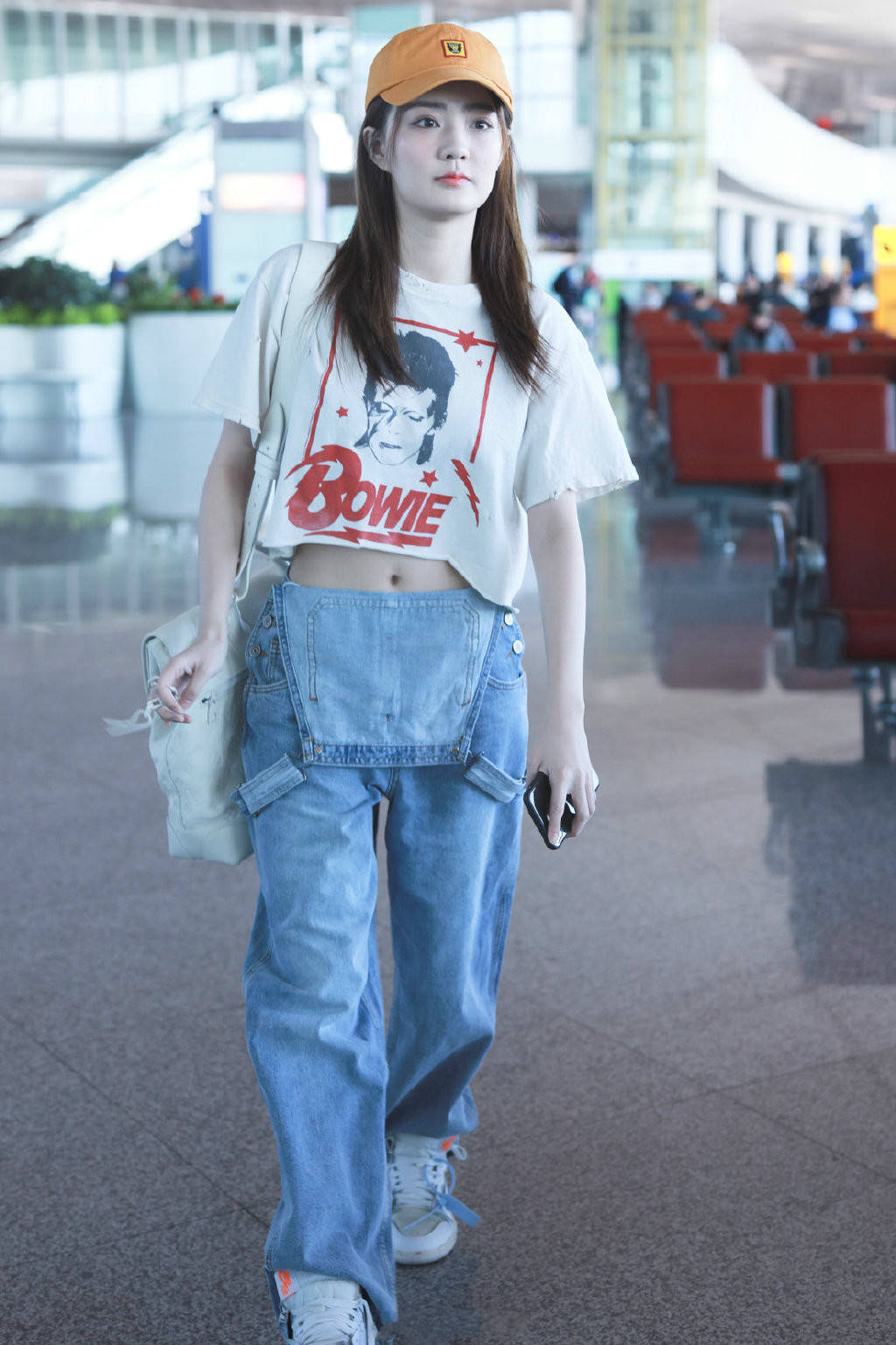 原创徐璐深夜晒照,穿牛仔裤露脚踝真显瘦,顶个"黑眼圈"看着心疼