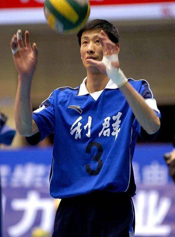 前男排国手郑亮瘫痪在床,身体机能还在退化,直播带货,笑对人生_浙江