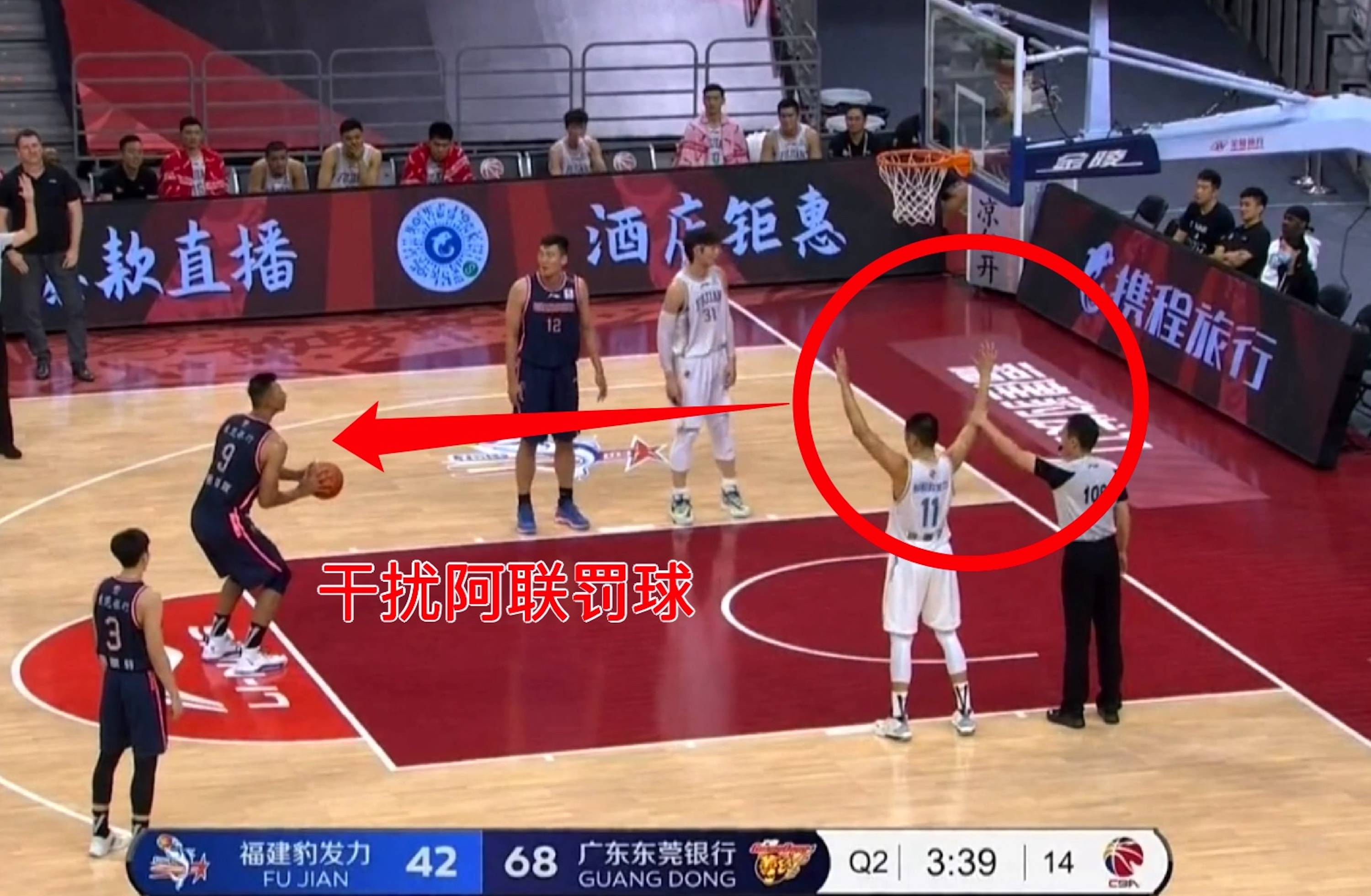 原创易建联罚球遇突发状况,裁判发现不对劲,马上给予了警告!