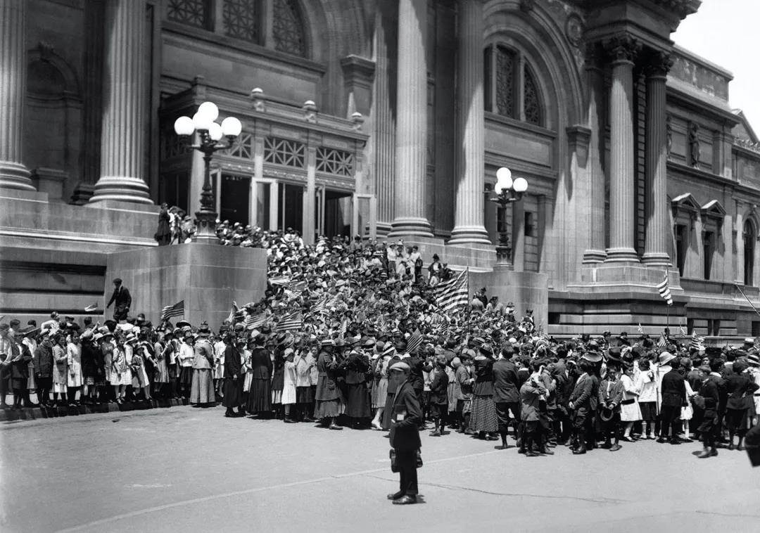 1916年6月4日,第一次世界大战期间,第六公立学校的学生在大都会