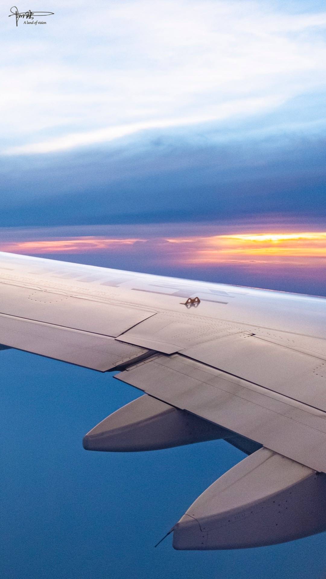 小相机拍万米高空的窗外,晚霞的色调迷人