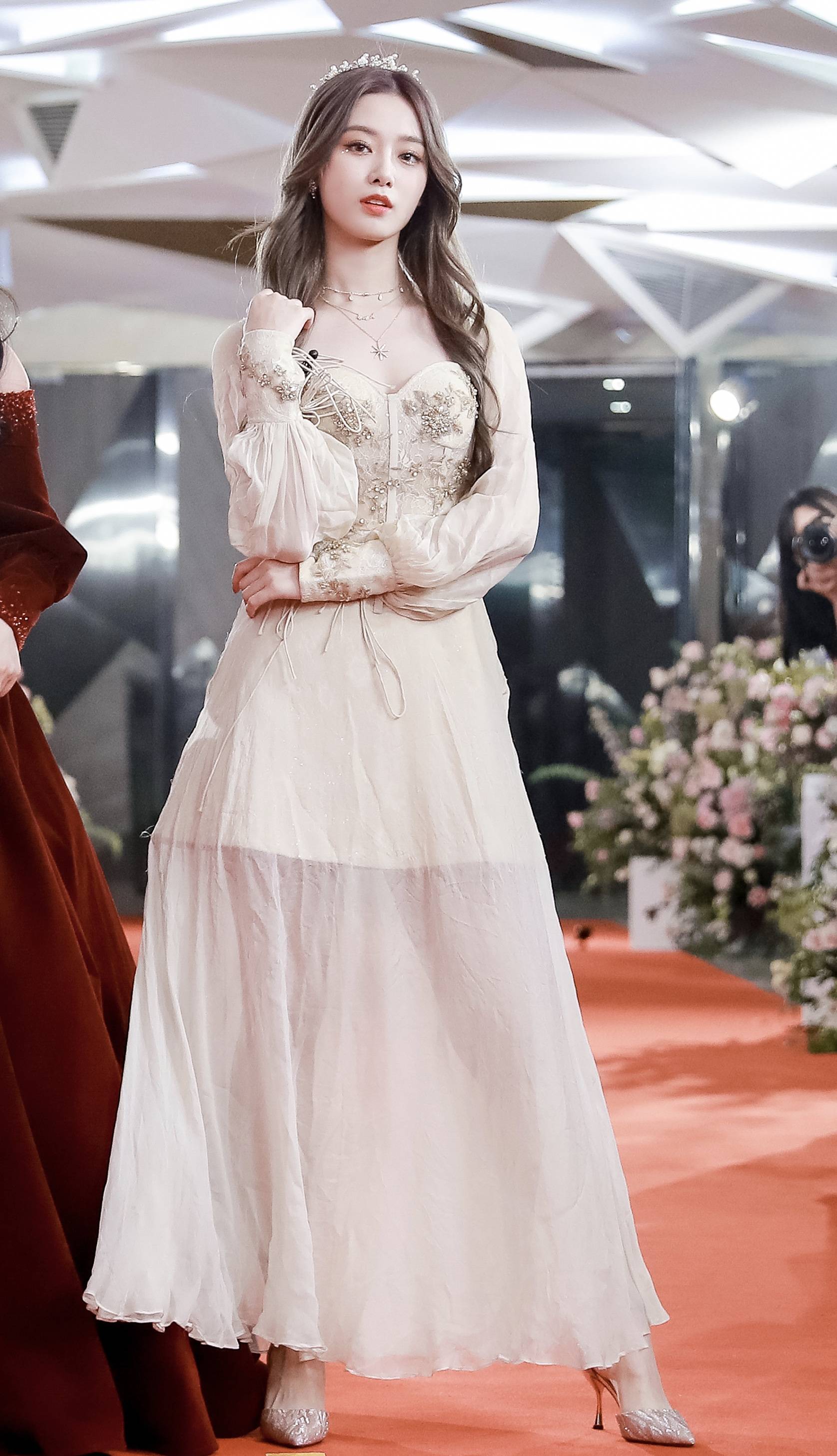 徐艺洋顺位第六进入总决赛 开启"懒人实用穿衣法"引爆笑_礼服