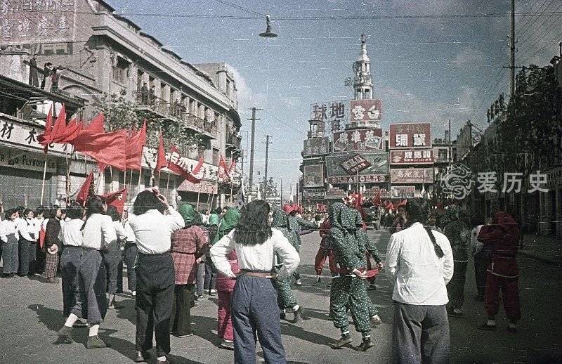 上海往事市民欢迎解放军进入上海的珍贵彩照