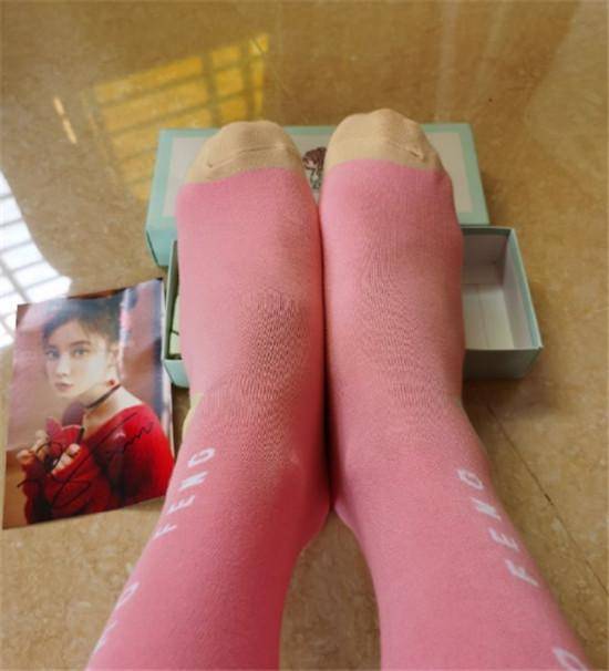 原创有种腿精叫冯提莫!直播挑战芭比袜,粉丝不服晒同款,上脚后哭了