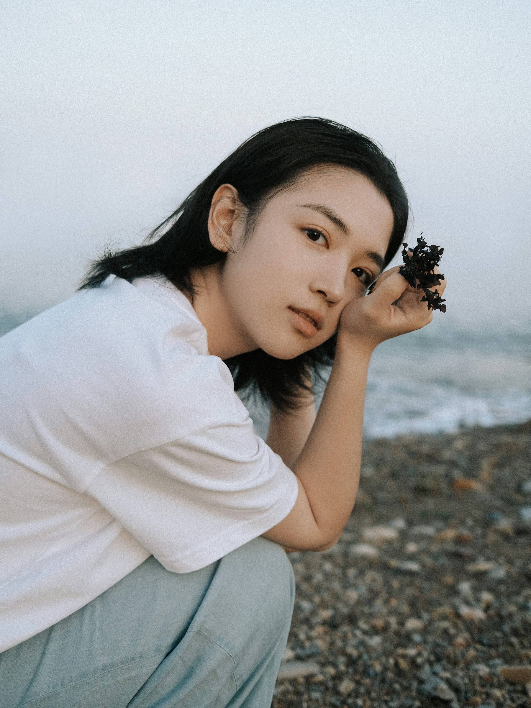 代露娃夏日写真look释出 清新自然惹人注目