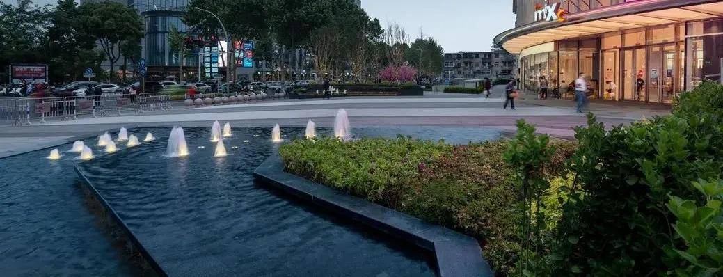 疏影横斜水清浅, 暗香浮动月黄昏 」近水楼台与郁郁花园围绕着河滨