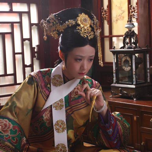 原创华妃及甄嬛黑化后都涂深色口红,为何安陵容黑化后始终淡妆素裹?