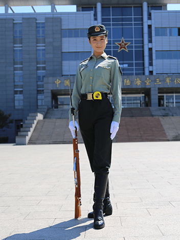 了不起的小姐姐曾是内衣模特如今是仪仗兵中最耀眼的一颗星