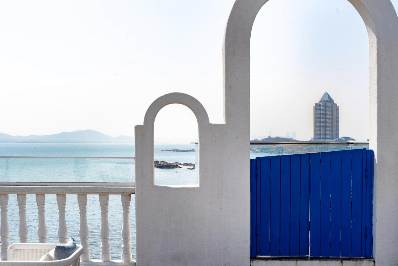 青岛top网红民宿八大关里的圣托里尼城堡躺在房间就能看海