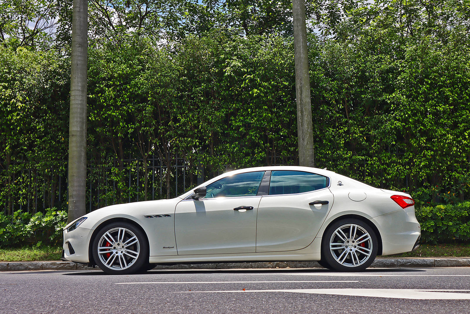 如果说从正面看体现的是优雅豪华元素,那么玛莎拉蒂ghibli的侧面就是