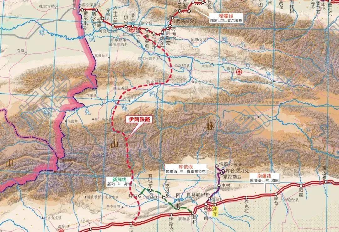 線路自伊犁州境內的精霍鐵路布列開站精河段引出,向南跨過喀什河,伊犁