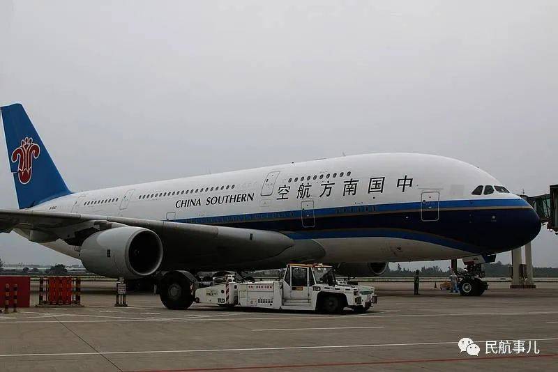 南航空客a380首次降落鄭州機場