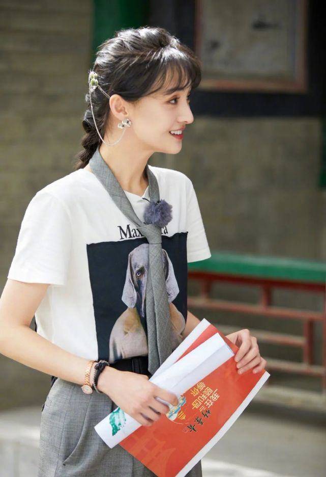 原创郑爽时尚造型曝光,蝎尾辫配西装裤展现中性帅气,挂耳发饰太吸睛