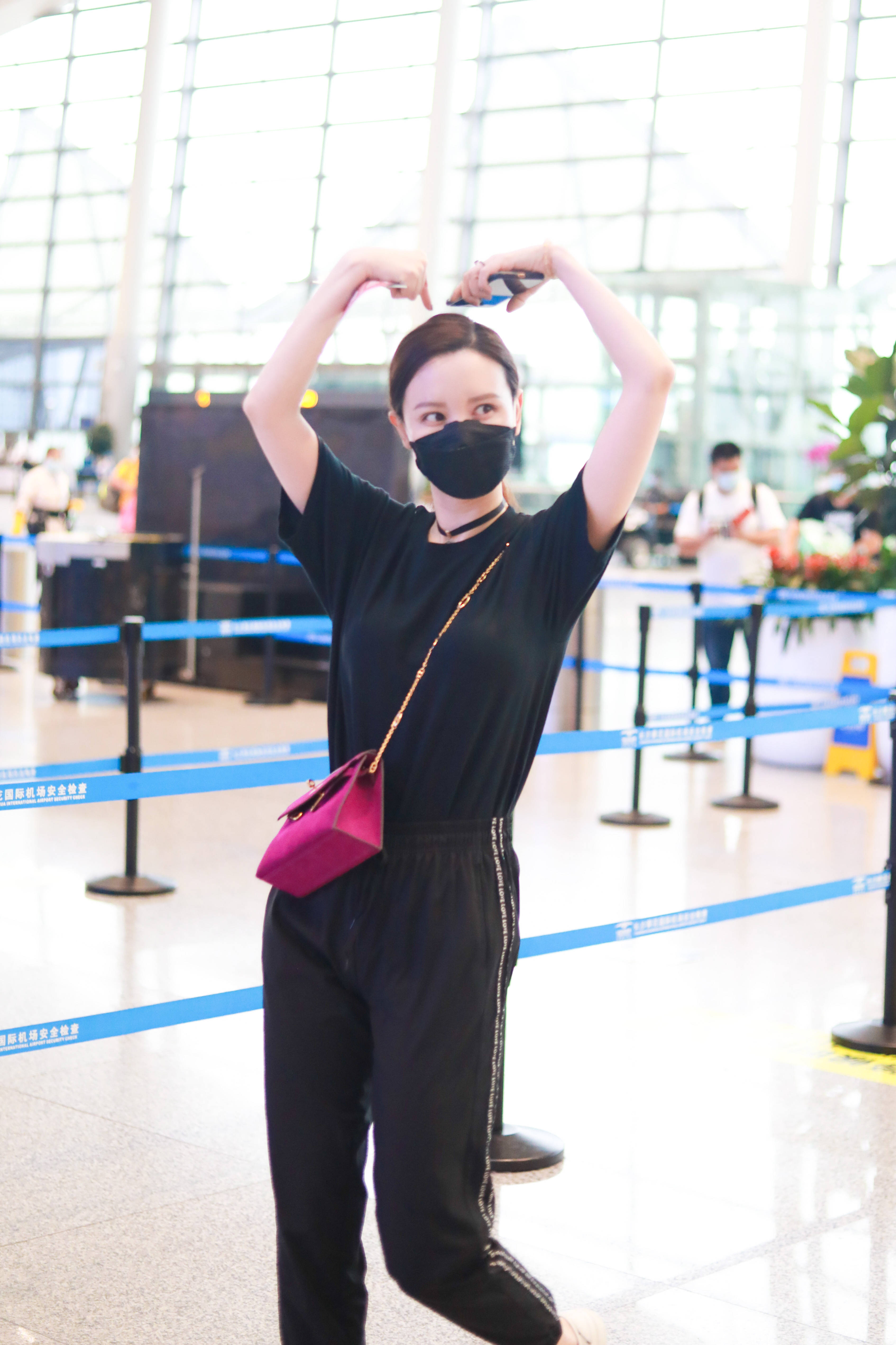 姐姐来啦!张萌穿"乘风破浪"黑t对镜笔芯超可爱