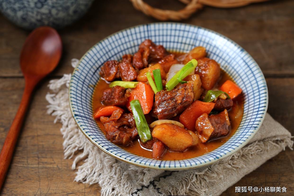 天气热没食欲,推荐一道下饭菜,鲜嫩开胃营养高,只长劲儿不长肉_胡萝卜