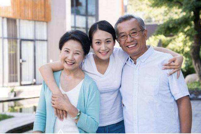 七十岁老人坦言:大多数晚年幸福的父母,儿女都不是特别有出息_手机