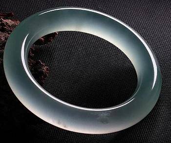 玻璃种翡翠玉最大的特点是透明度最高,几乎到了全透明! 玻璃种翡翠玉最大的特点是透明度最高,几乎到了全透明!