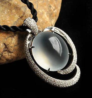 玻璃种翡翠玉最大的特点是透明度最高,几乎到了全透明! 玻璃种翡翠玉最大的特点是透明度最高,几乎到了全透明!