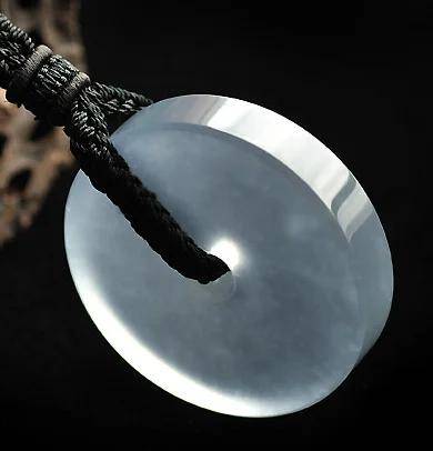 玻璃种翡翠玉最大的特点是透明度最高,几乎到了全透明! 玻璃种翡翠玉最大的特点是透明度最高,几乎到了全透明!