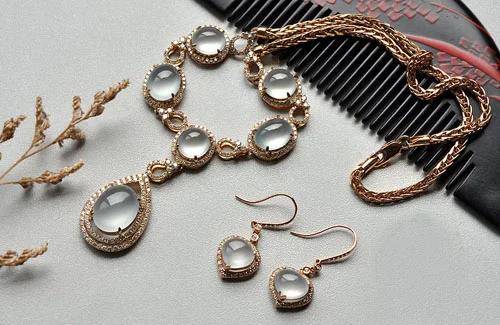 玻璃种翡翠玉最大的特点是透明度最高,几乎到了全透明! 玻璃种翡翠玉最大的特点是透明度最高,几乎到了全透明!