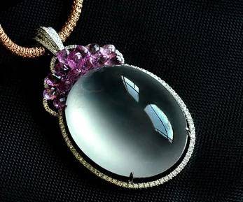 玻璃种翡翠玉最大的特点是透明度最高,几乎到了全透明! 玻璃种翡翠玉最大的特点是透明度最高,几乎到了全透明!