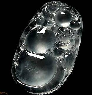 玻璃种翡翠玉最大的特点是透明度最高,几乎到了全透明! 玻璃种翡翠玉最大的特点是透明度最高,几乎到了全透明!