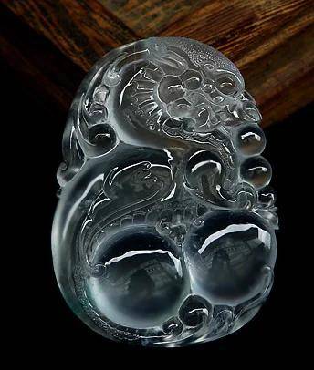 玻璃种翡翠玉最大的特点是透明度最高,几乎到了全透明! 玻璃种翡翠玉最大的特点是透明度最高,几乎到了全透明!