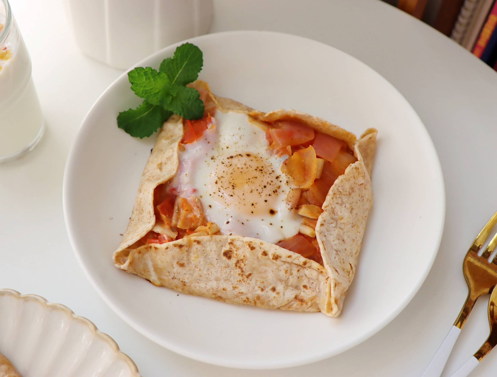 北非蛋可丽饼,光听名字就洋气有没有?北非蛋是中东的特色美食.