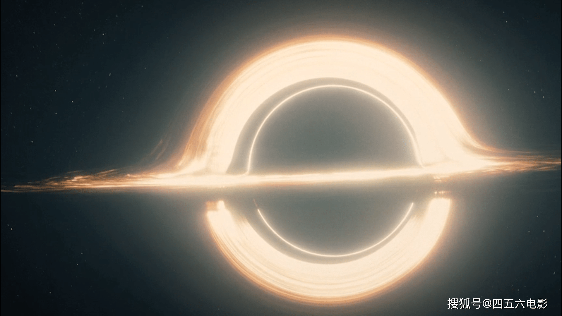 《星际穿越》这部电影是一部伟大的作品,科幻只是手段,核心是爱,父女