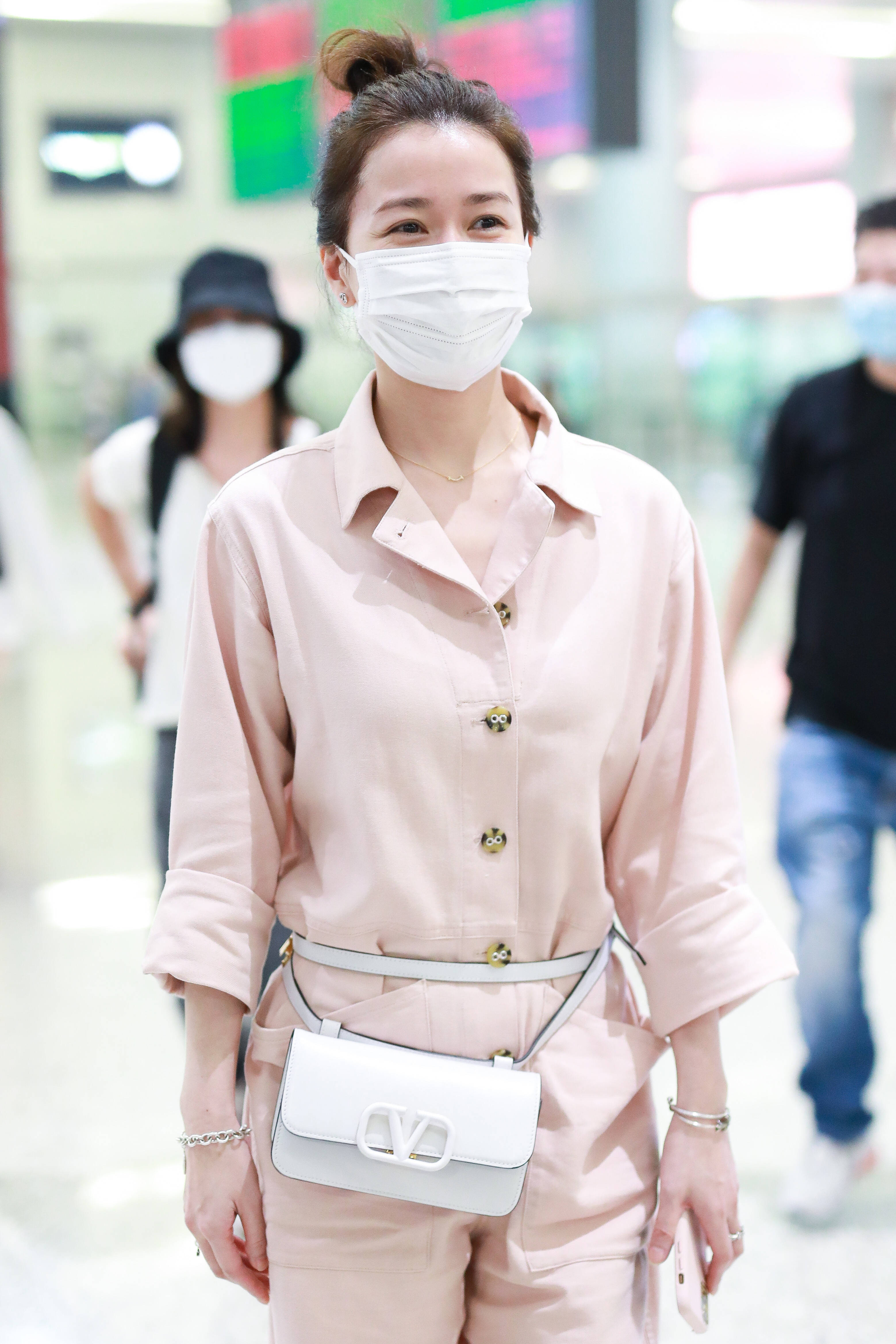 45岁佘诗曼穿粉嫩装梳丸子头变活力少女 单手插兜昂首阔步美到不敢认