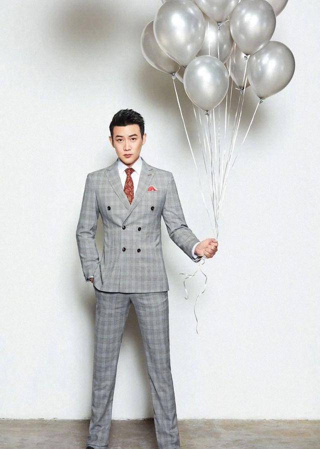 穿印花衬衫走机场,大叔范十足