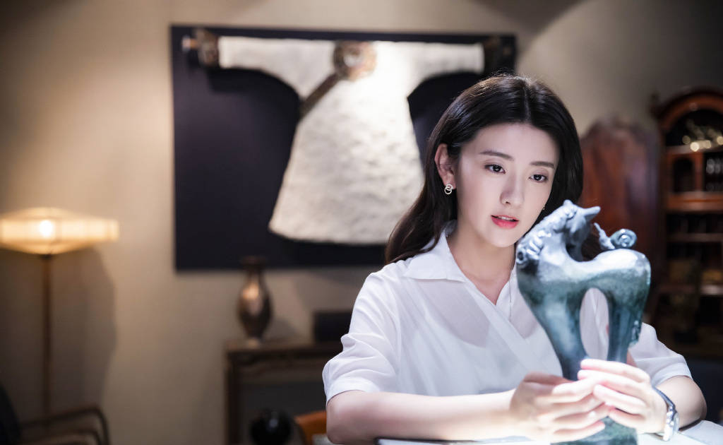 原创梁洁怎么穿适应这个夏天白衬衫搭配格纹短裤超洋气清爽又解暑