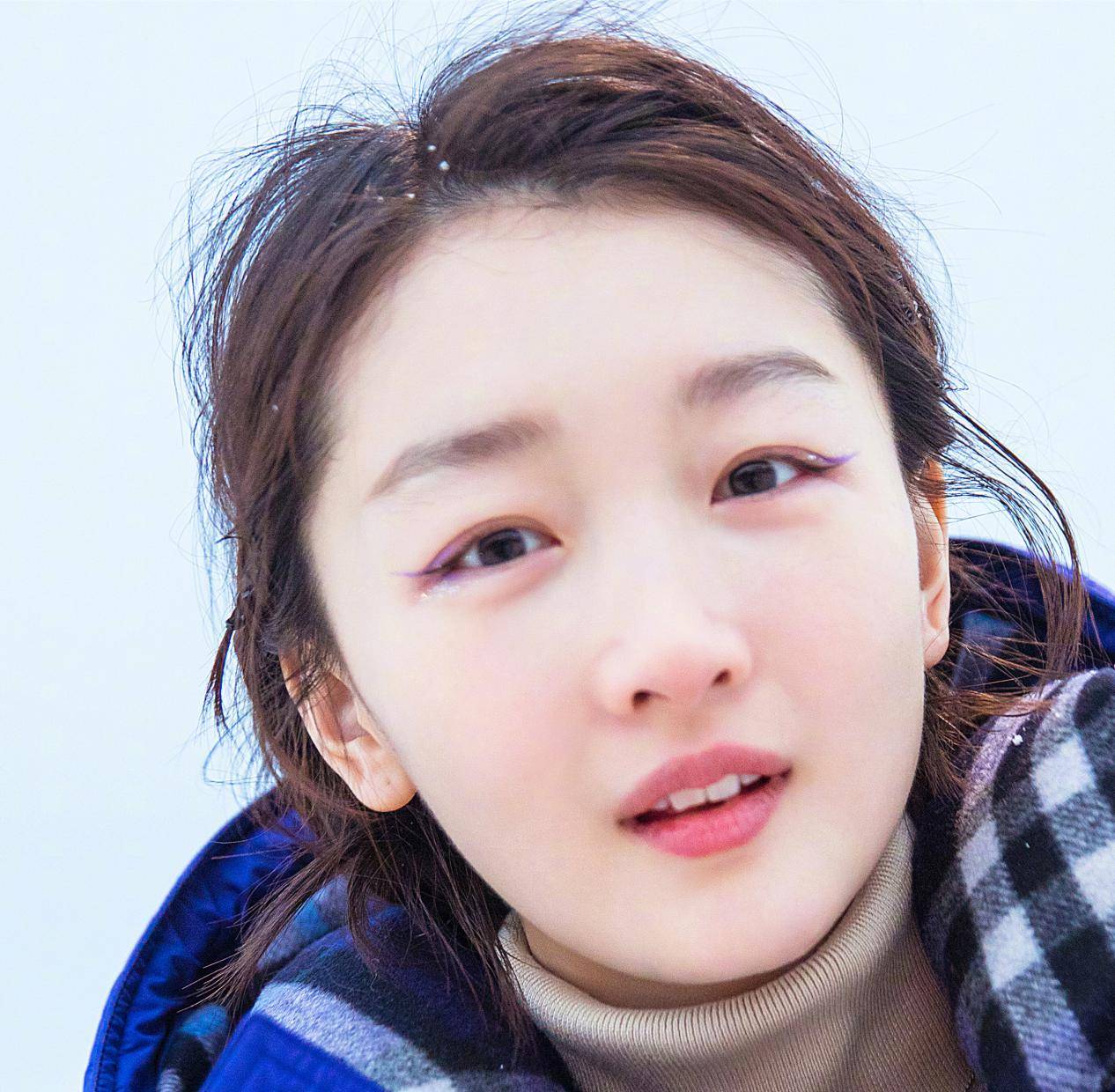 周冬雨还有另外一个特征就是她的小眼睛,但是其实周冬雨不是单眼皮,她