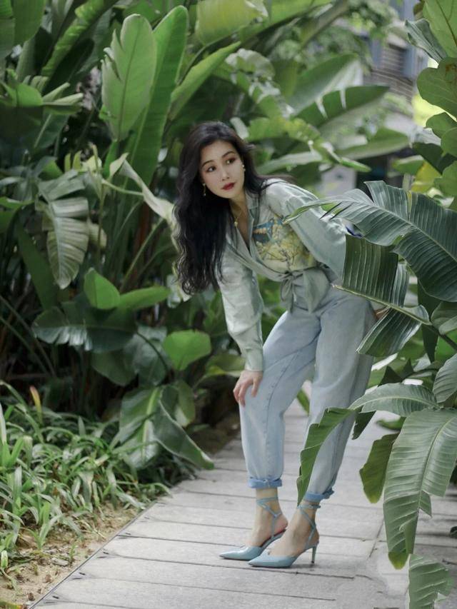 原创优雅浪漫的夏日穿搭,尽展熟龄之美,女人就该这么优雅