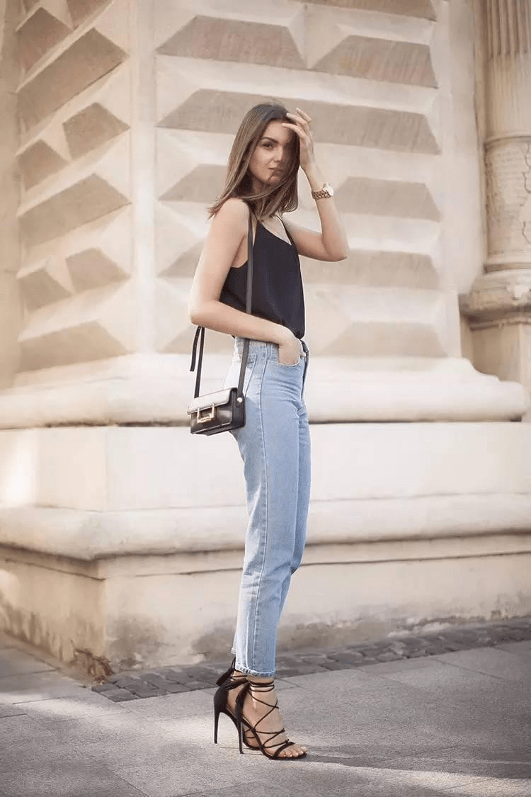 所以会出现臀宽,大腿丰满,肩窄,腰细的主要特征