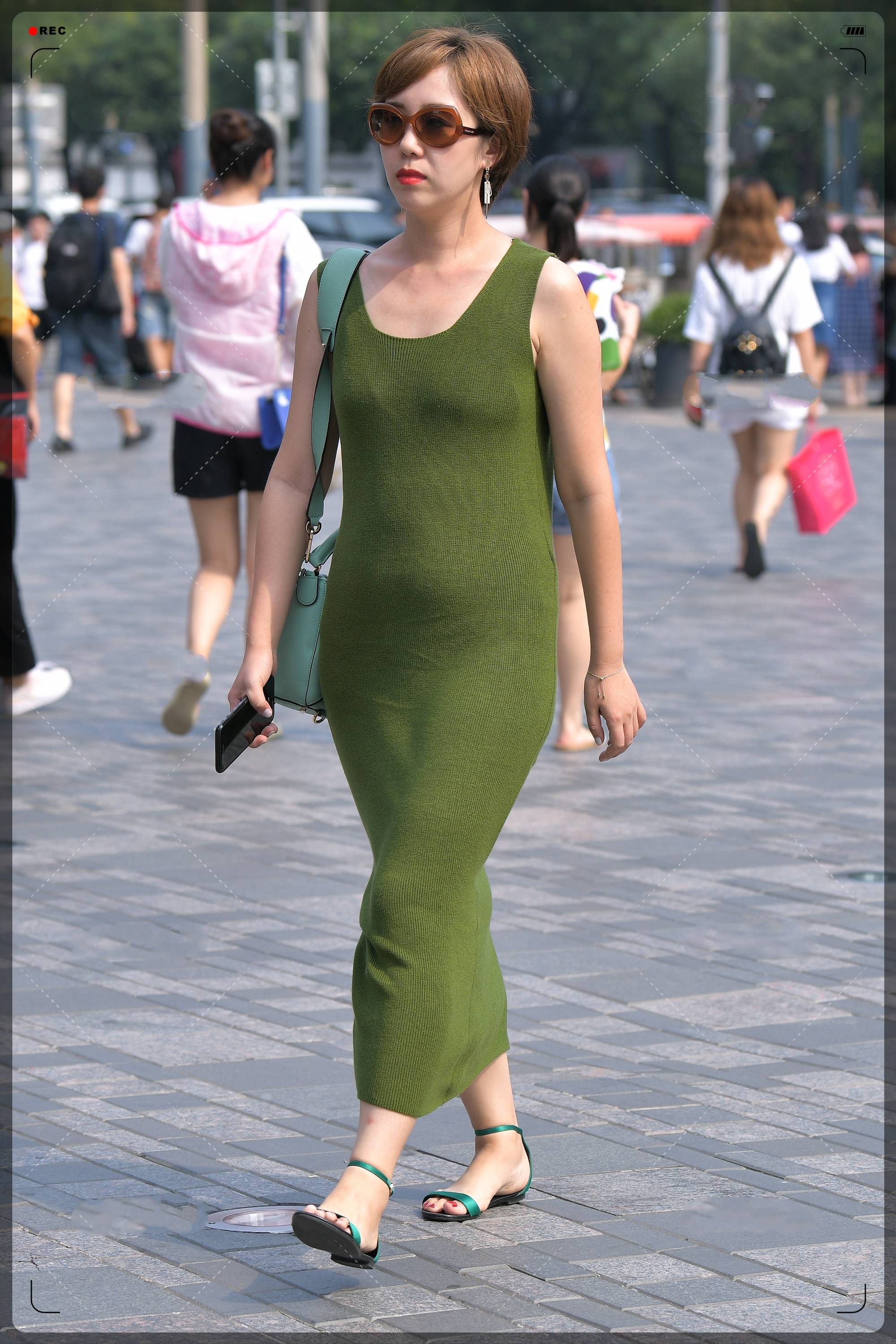 而且墨绿色一看就是夏天的颜色,试想一下,穿一件墨绿色长裙行走在