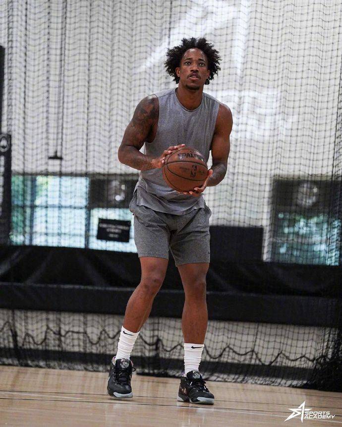 组图:理发店不开?德罗赞独自训练 发型放飞自我