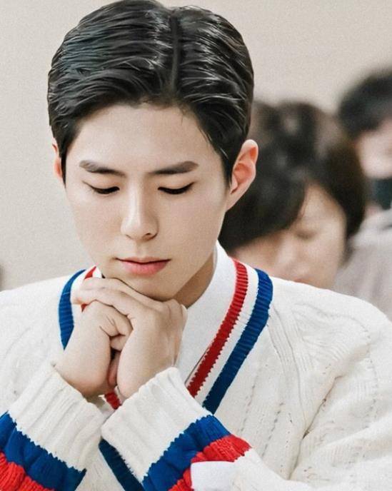 朴宝剑身着学院风毛衣青春登场,电视剧《青春记录》剧组读本