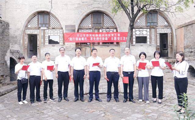 党课结束后,全体党员还来到大武镇张叔平烈士故居,齐唱国歌,重温入党