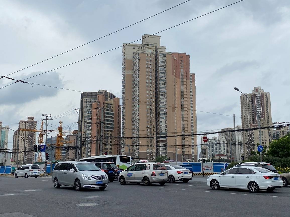 地块南侧的周家嘴路