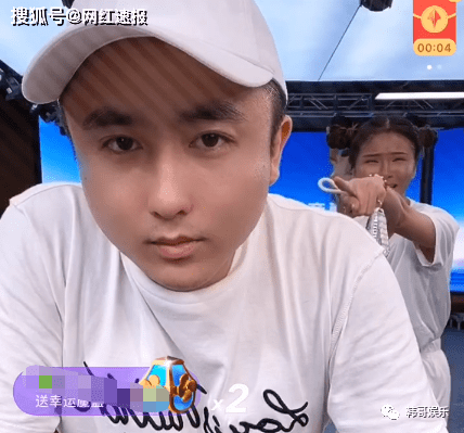 mc天佑首秀人气高达140w人.小结巴发飙拿包咂散打哥._直播