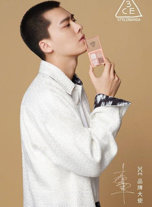 (李易峰代言眼影,也没有像黄轩那样,真的把眼影涂得那样妖艳.