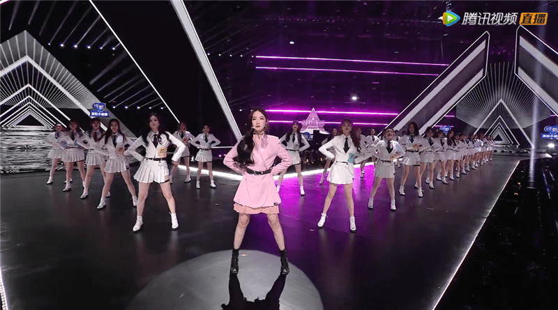 譬如在开场时由学姐孟美岐以及学长"r1se"组合一同展现的《创造101》