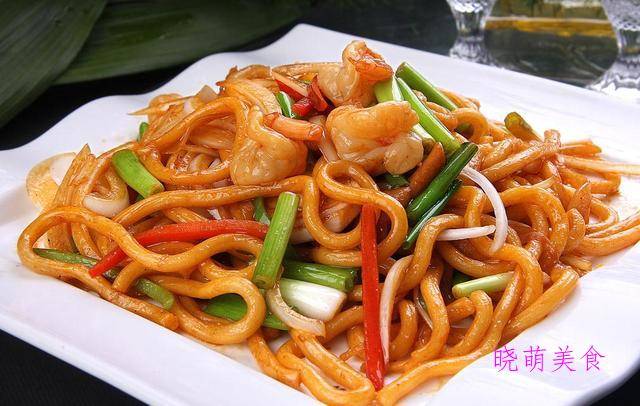 原创牛肉炒乌冬面,红糖麻酱花卷,三鲜肉饼,红糖馒头的家常做法