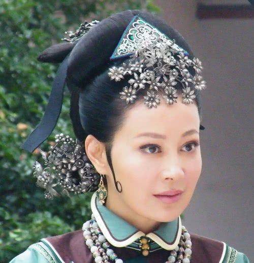 她曾插足他人感情,婚后却遭遇离婚,63岁复出整容变得认不出!_邬倩倩