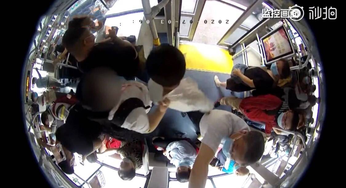 原创江苏一老汉公交车上猥亵女高中生,被女生摁在座位上控制住