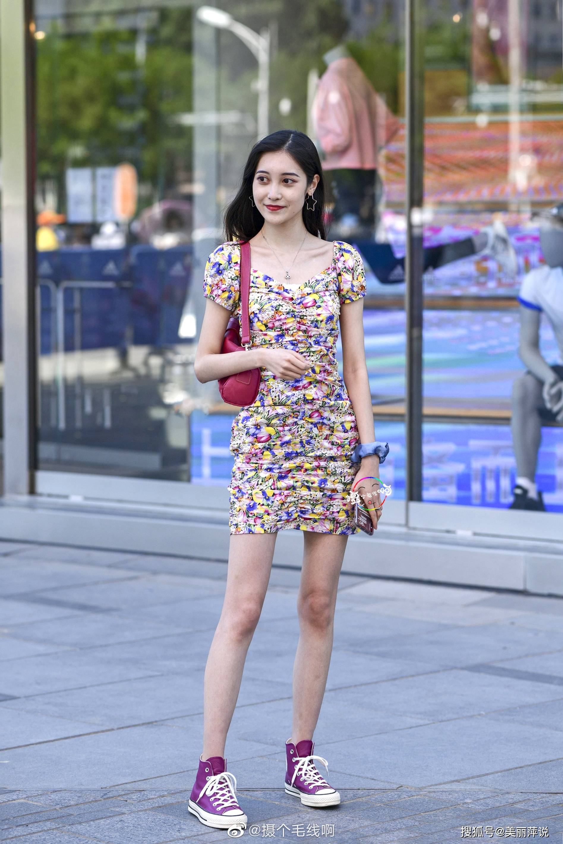美女街拍花裙子的小美女
