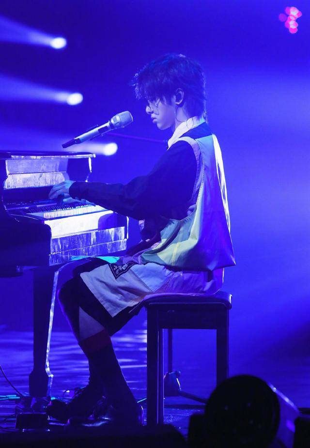 华晨宇:被人"拖"着出道,一路负伤前行,这才成就《歌手》冠军